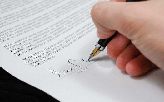 Un contrato de arras es un contrato privado firmado por el comprador y el vendedor de una propiedad con el que se garantiza la penalización de la parte que no cumpla el acuerdo.